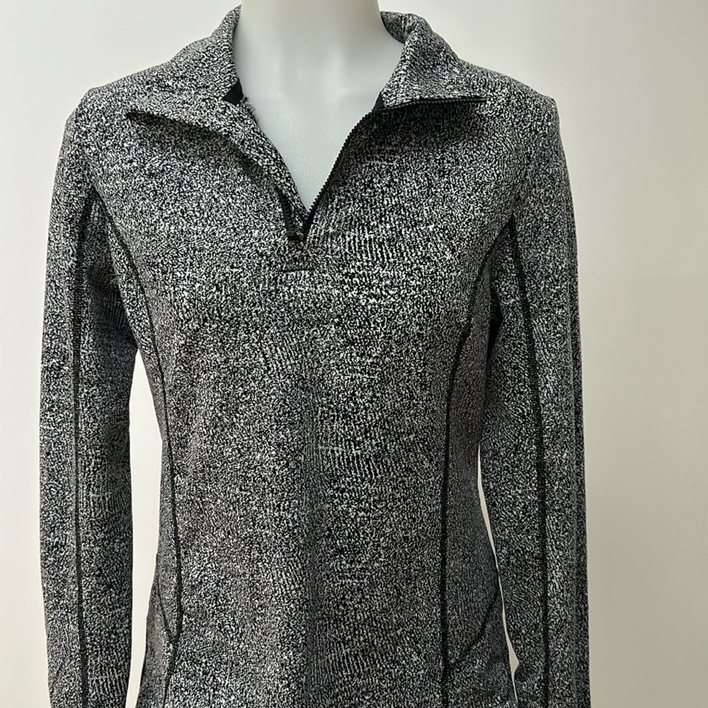 Mondetta black and white 1/4 zip with thumb holes